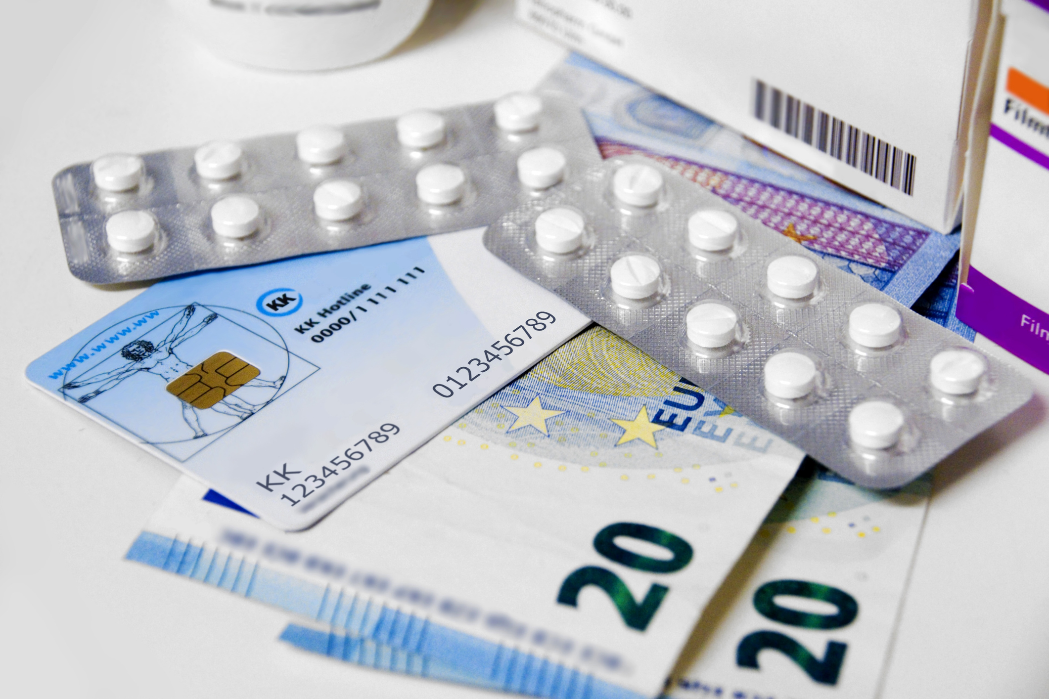 Geldscheine, Tablettenpackung und Krankenkarte