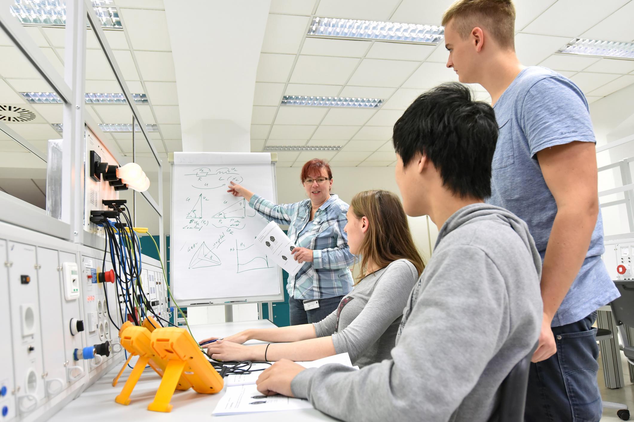 arbeitsmarkt_berufsausbildung_ausbilderin_azubis_2266863431