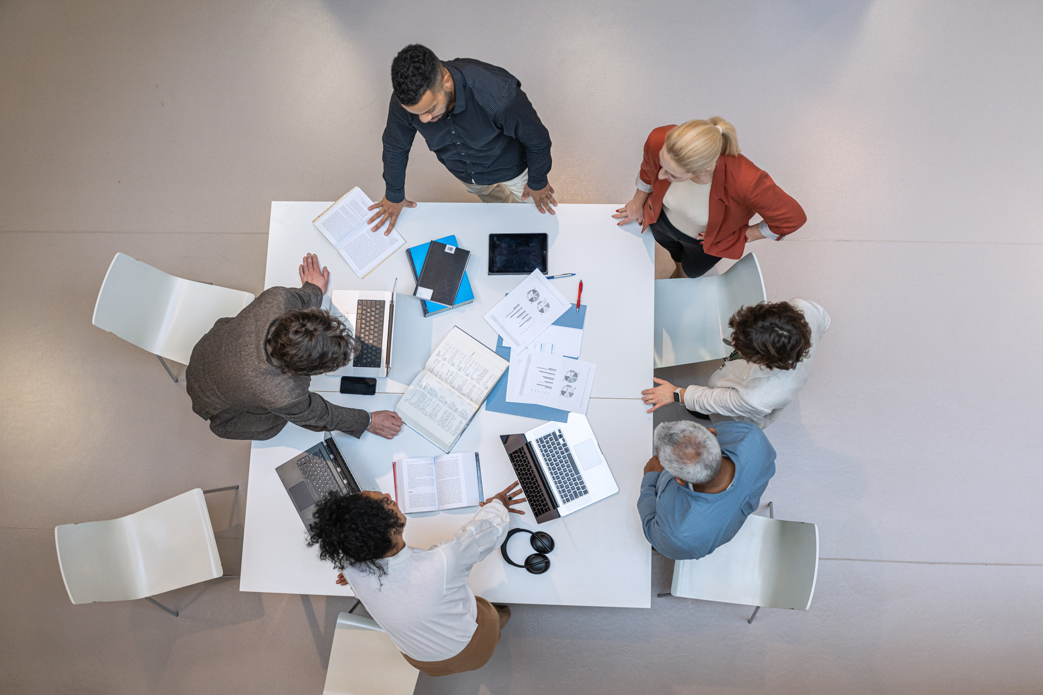 Gruppenarbeit unter Kollegen im Büro 