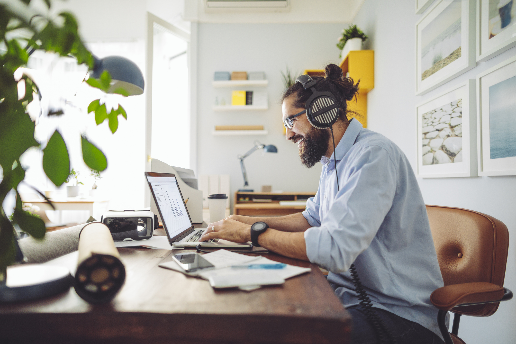 Mann im Homeoffice mit Headset 