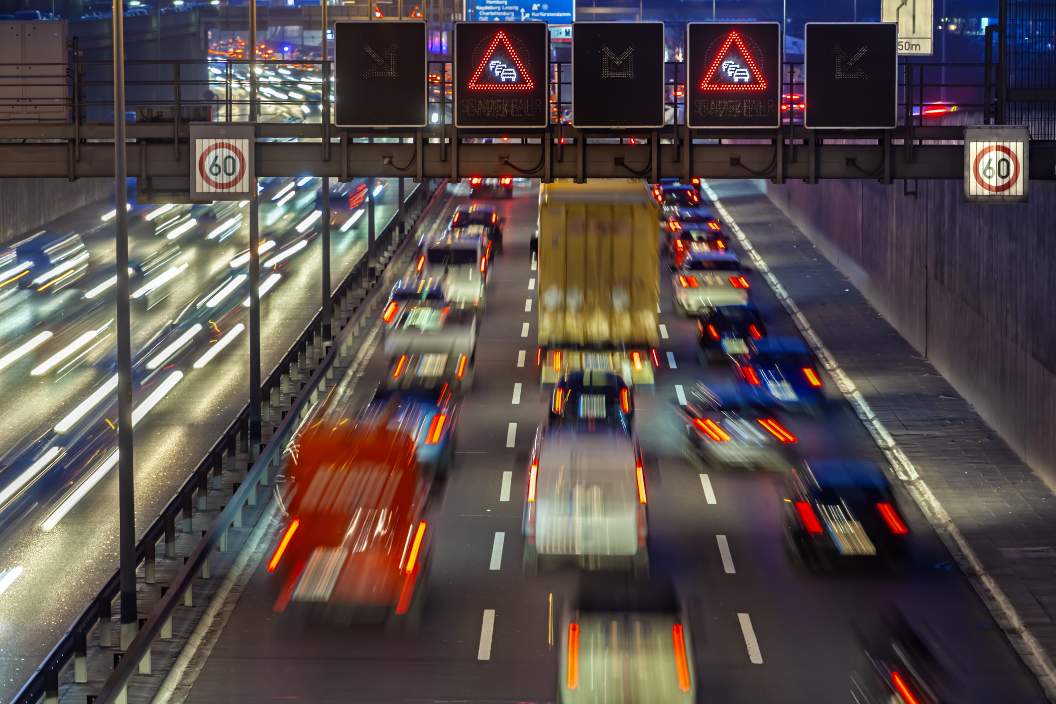 Stau auf der Autobahn dunkel 