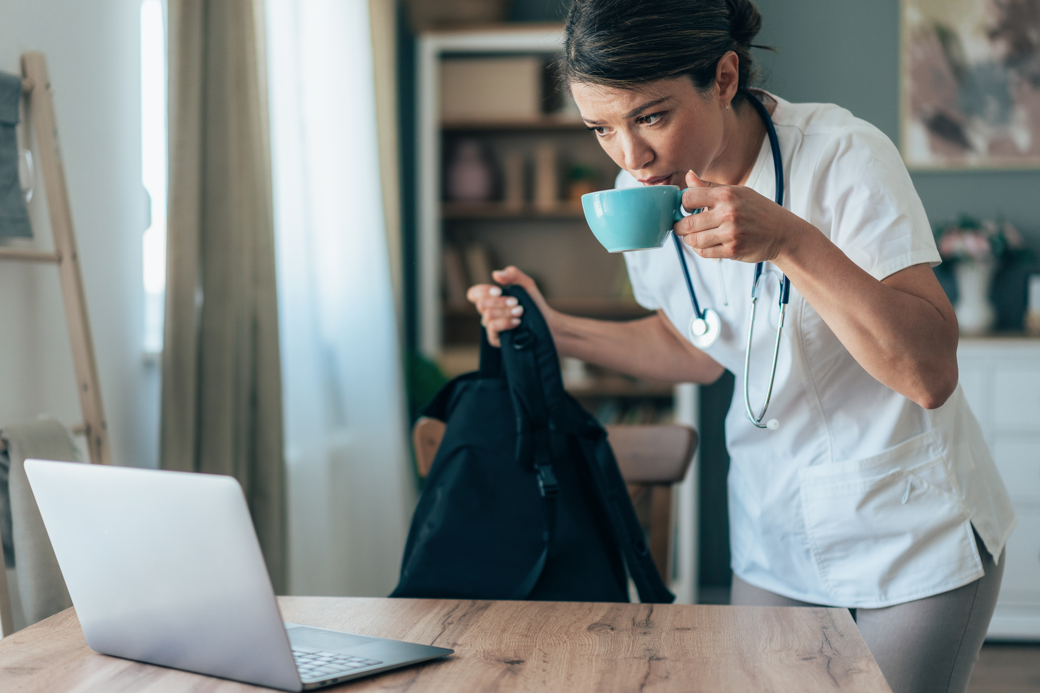Schichtarbeit Frau mit Kaffeetasse 