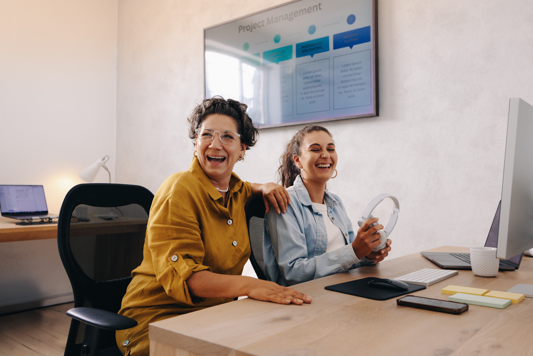 Zusammenarbeit im Büro Kolleginnen 