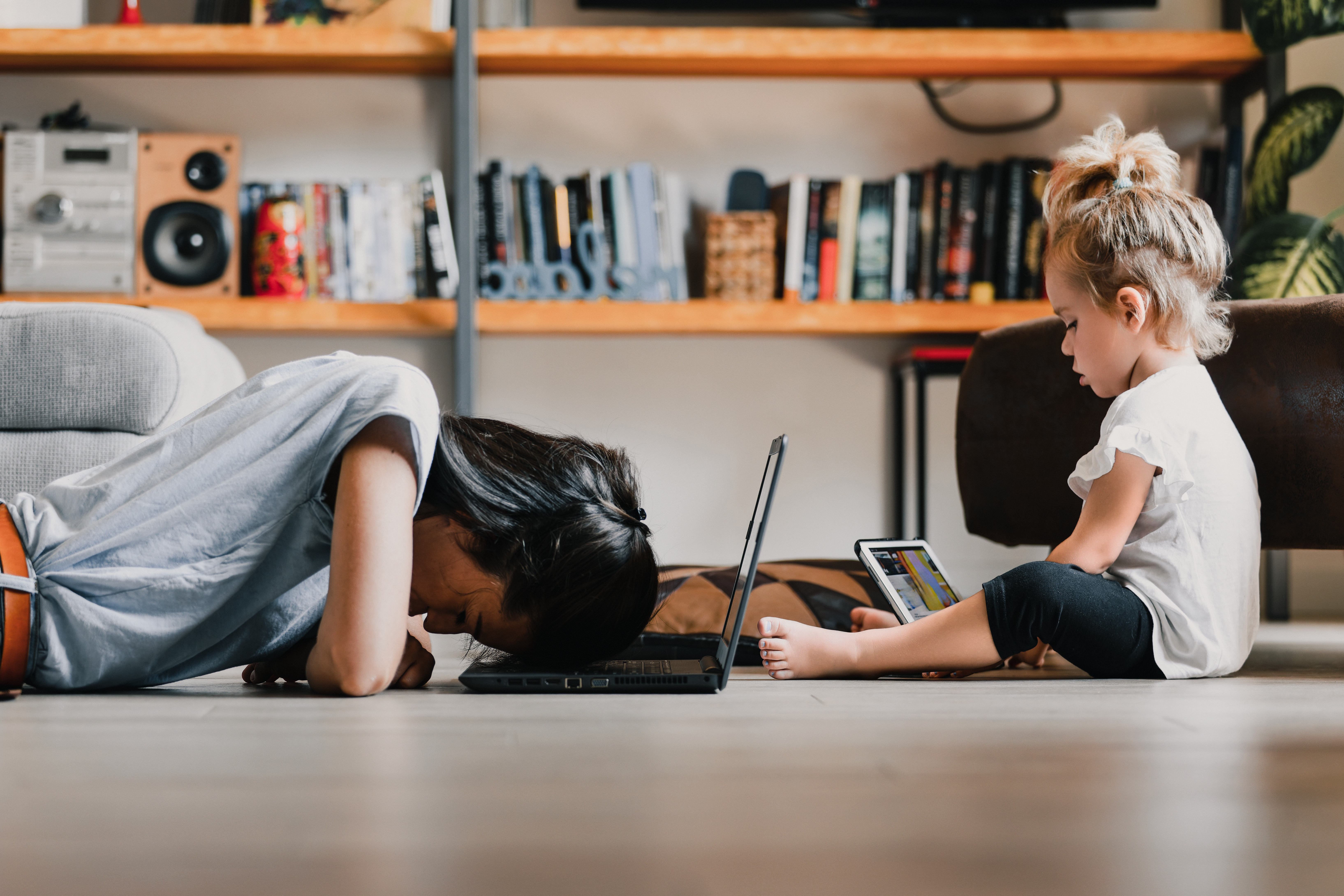 Müde-Mutter-Laptop-Kind 