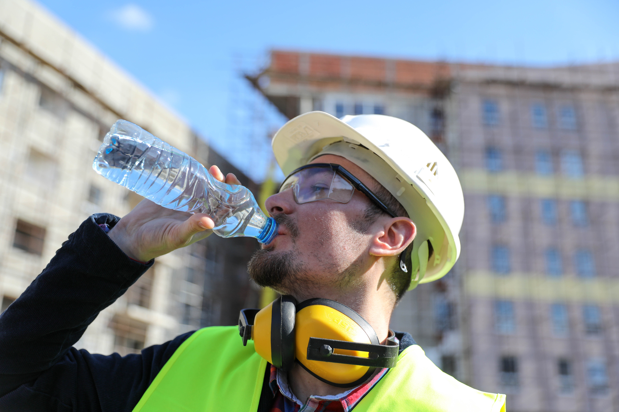 Wassertrinken bei Hitze auf der Baustelle 