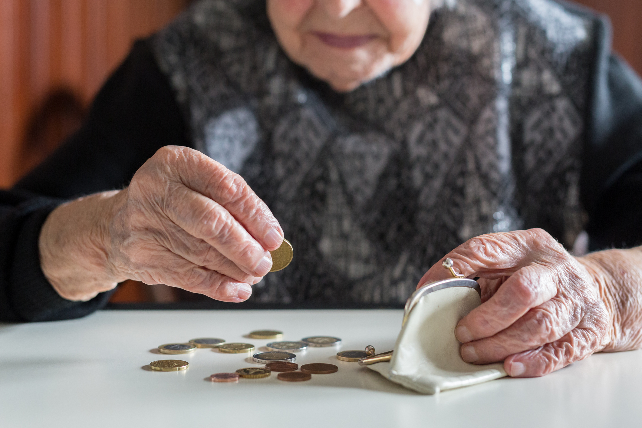 wirtschaft_rente_armutsrisiko_alte_frau_kleingeld_956468886