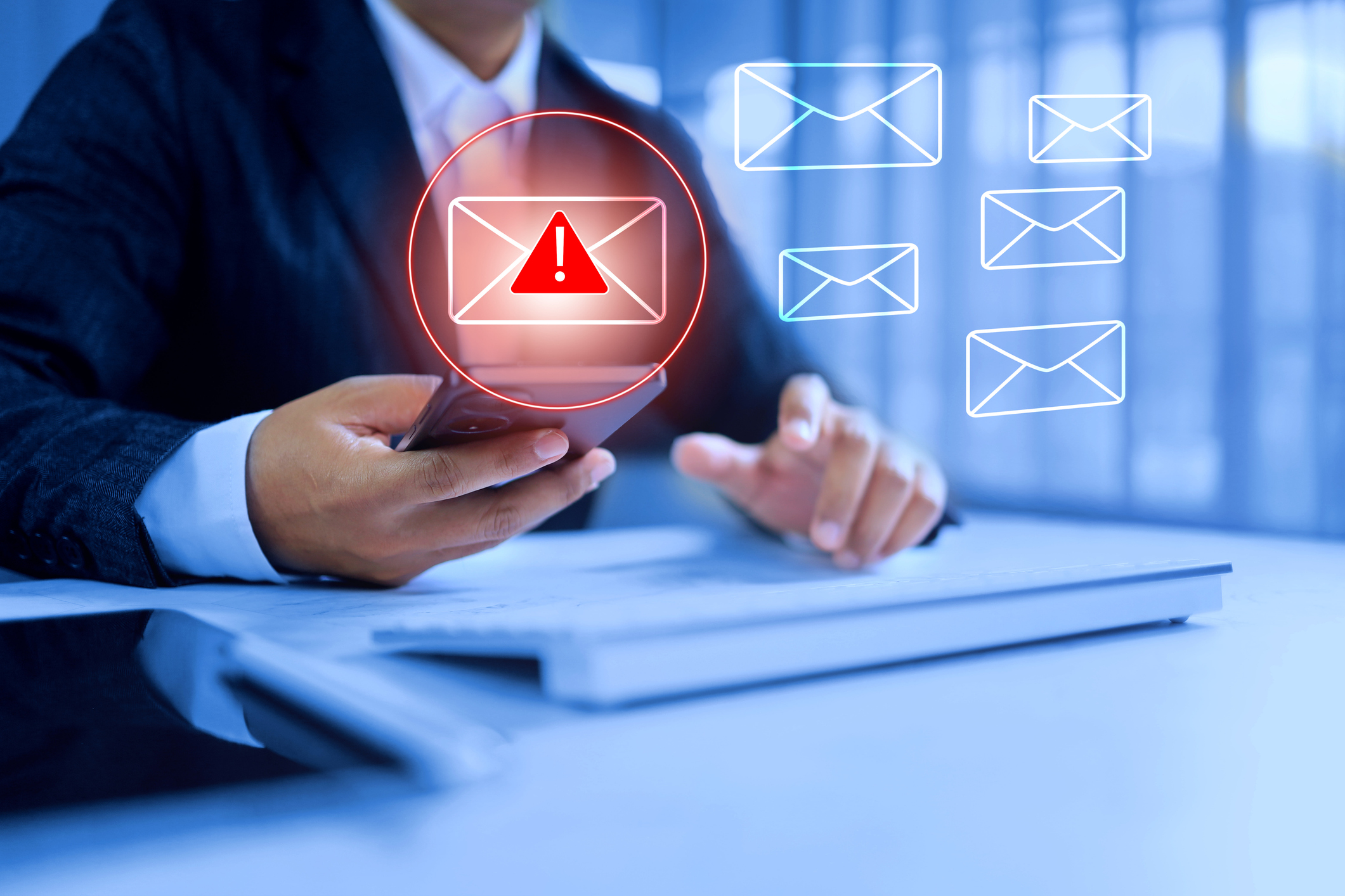 digitalierung+datenschutz_warnung datenpanne_mann-smartphone 2288975376