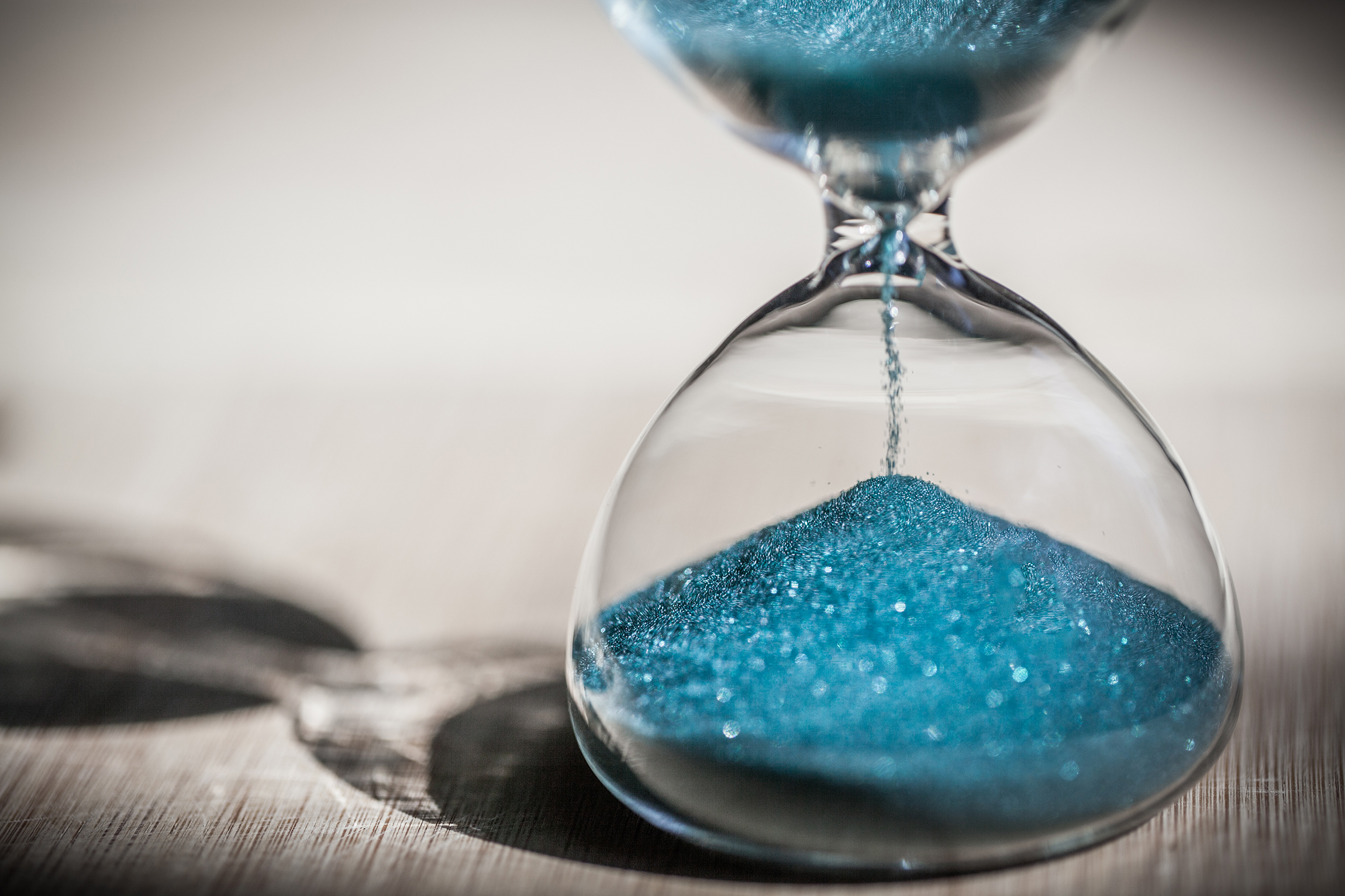 einstellung-kuendigung befristung+kuendigung symbol sanduhr gettyimages 610407616