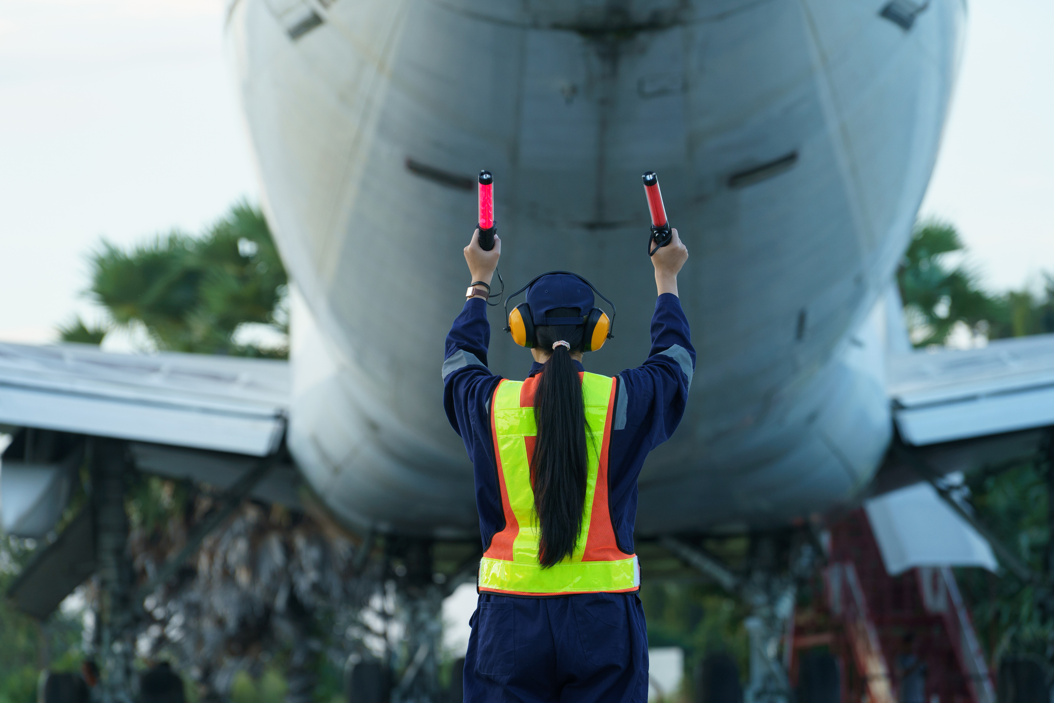 arbeitssicherheit_laermschutz_flughafenlotsin gettyimages-2262746663