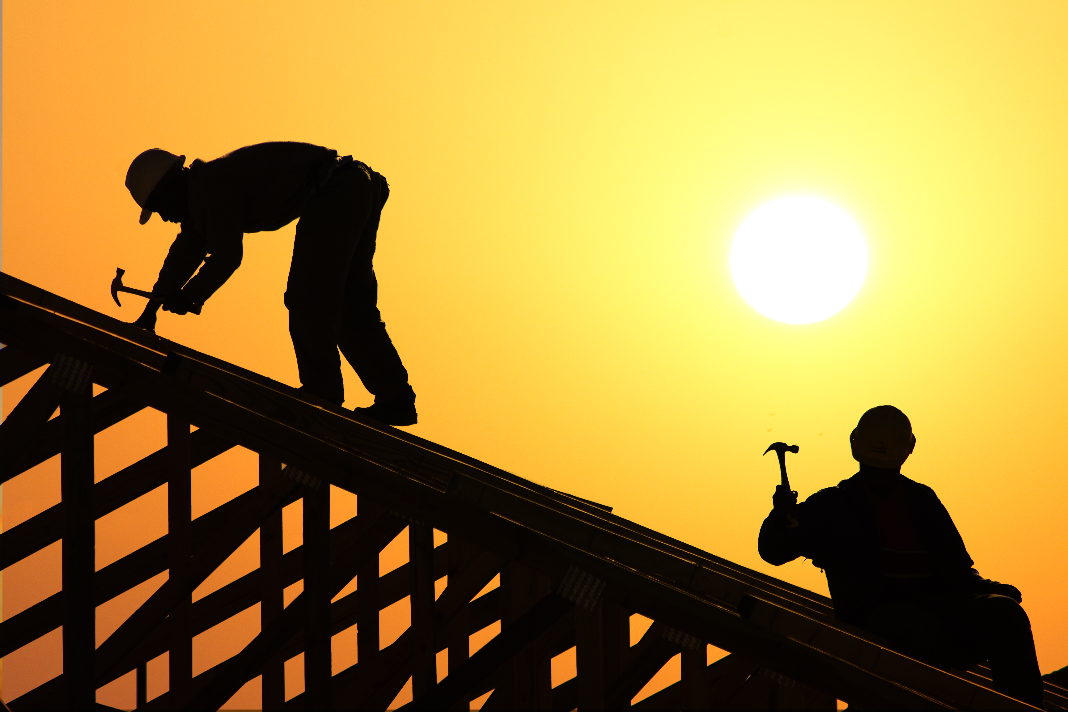 Arbeit auf dem Dach im Sonnenuntergang 