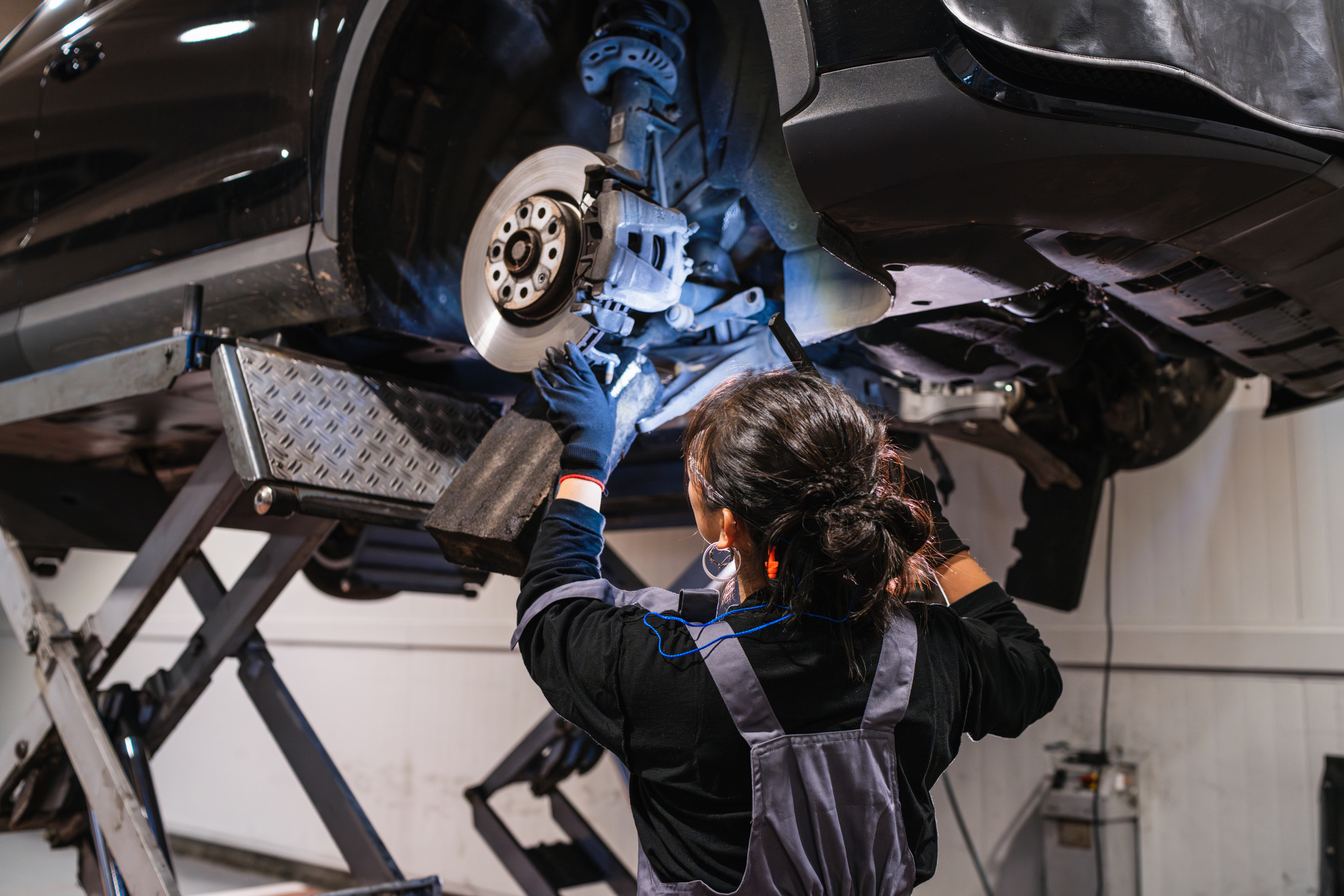 wirtschaft-arbeitsmarkt-arbeitsplatz-autoindustrie-frau-hinterrad 2190362011
