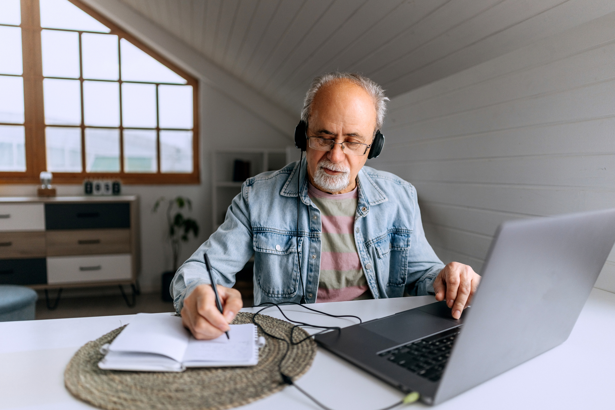 Arbeitsorganisation_älterer Mann_Homeoffice_Notizen_GettyImages-2206045230 (1)