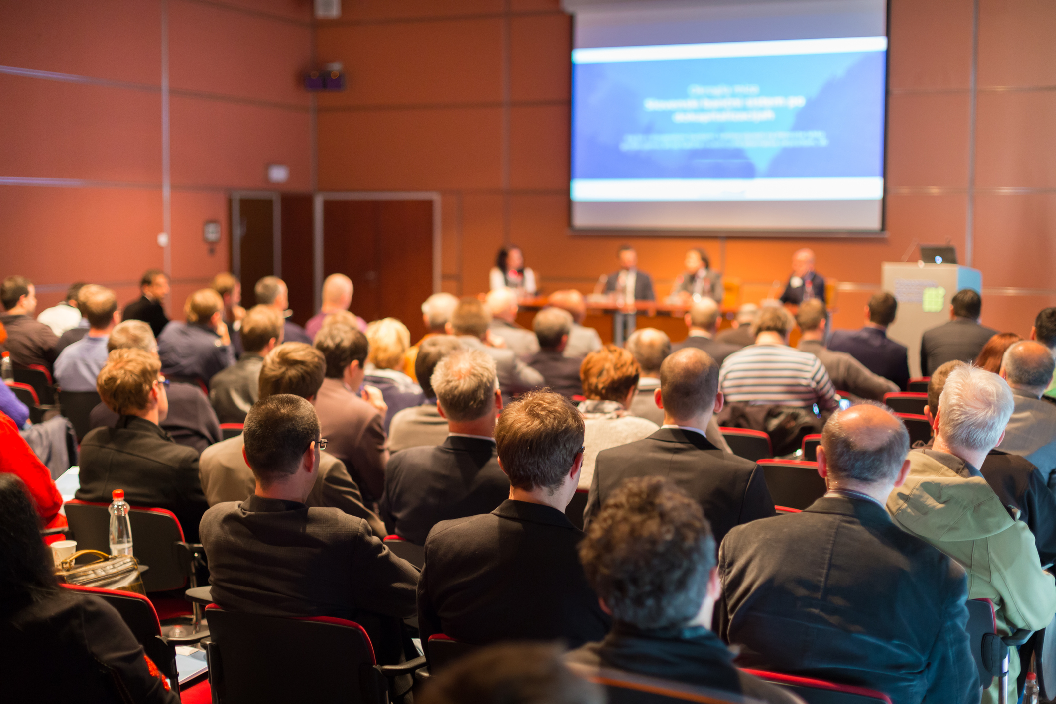 Publikum im Konferenzsaal
