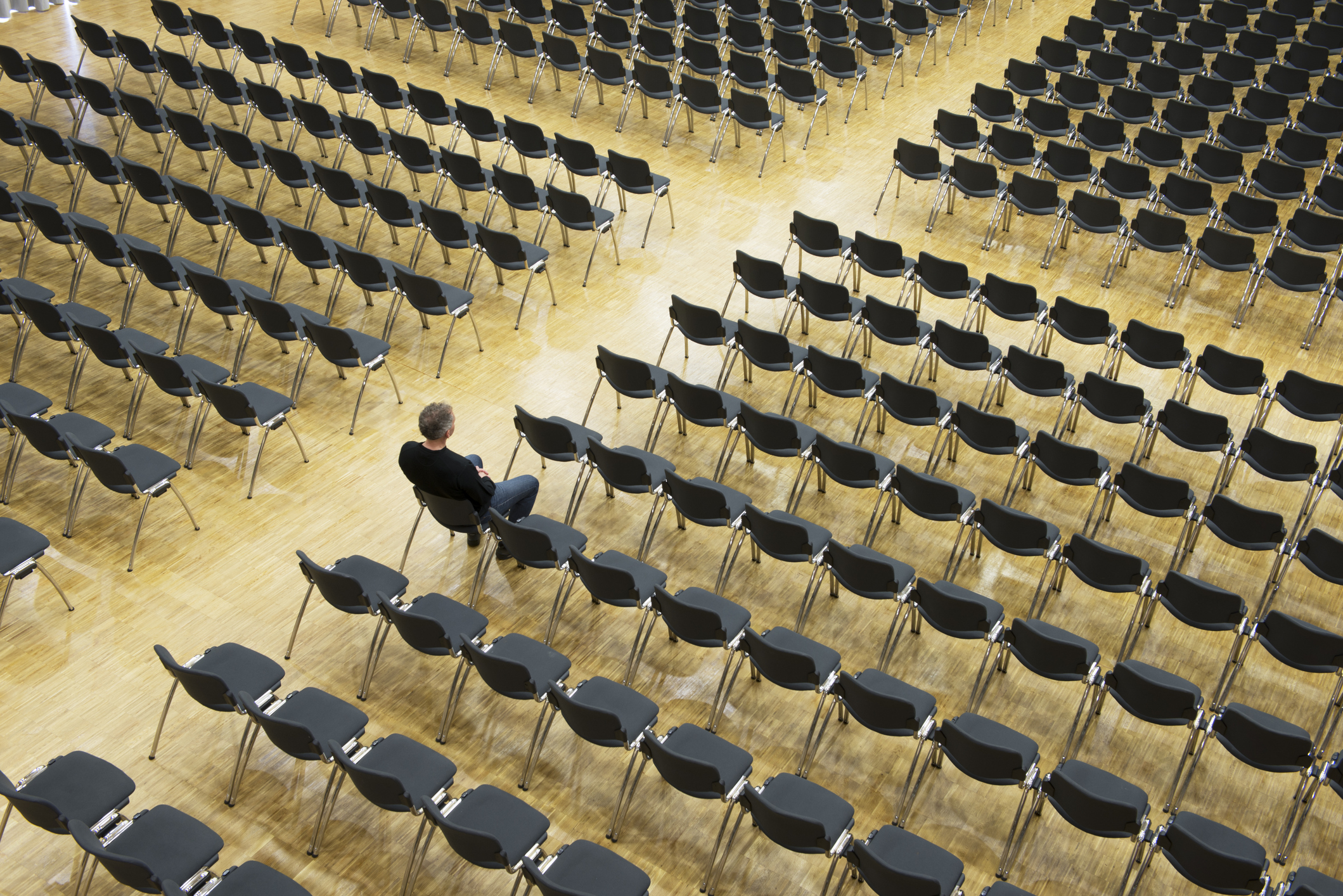 Diskriminierung: Person sitzt alleine in Saal